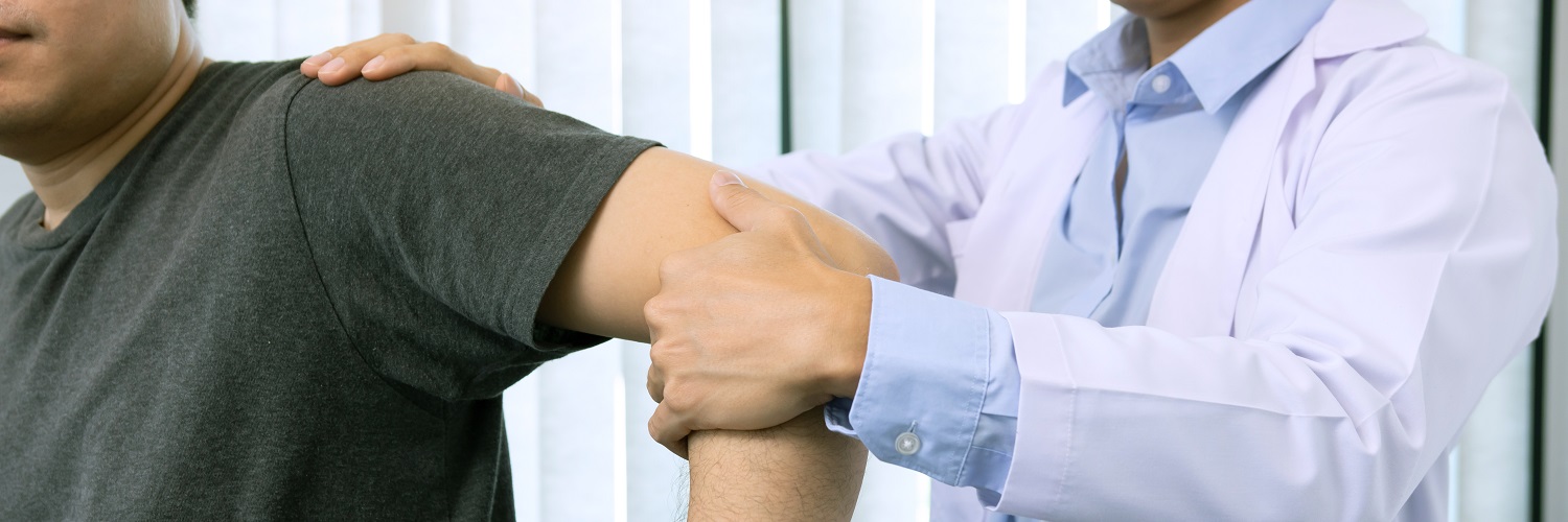 physical therapists press to the patient shoulder