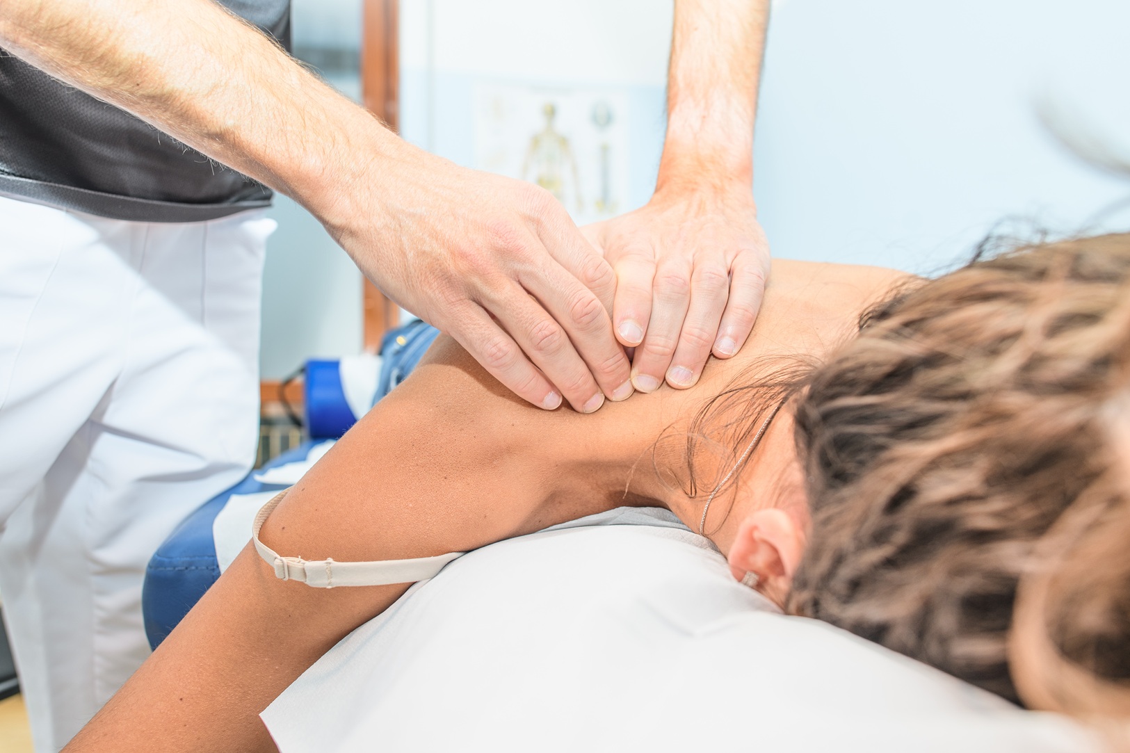physiotherapist performs a scapula treatment