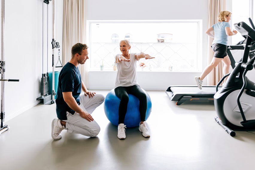 people in a physiotherapy clinic do remedial gymna 
