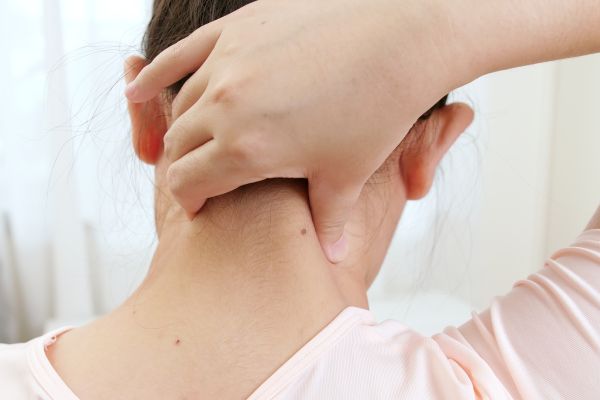 ΧΕΙΡΟΘΕΡΑΠΕΙΑ vs ΗΛΕΚΤΡΟΘΕΡΑΠΕΙΑ ΣΤΟΝ ΑΥΧΕΝΙΚΟ ΠΟΝΟ